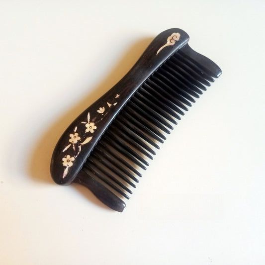 [Living Heritage] Plum Blossom & Cloud Motif Mother-of-pearl Inlay Sandalwood Comb