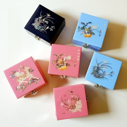 [Living Heritage] Elegant Motif Mother-of-pearl Inlay Lacquer Trinket Box