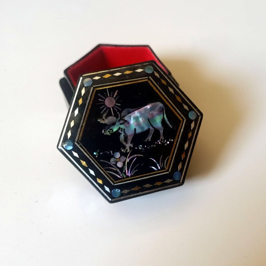 [Living Heritage] Chinese Zodiac Mother-of-pearl Inlay Hexagonal Lacquer Trinket Box