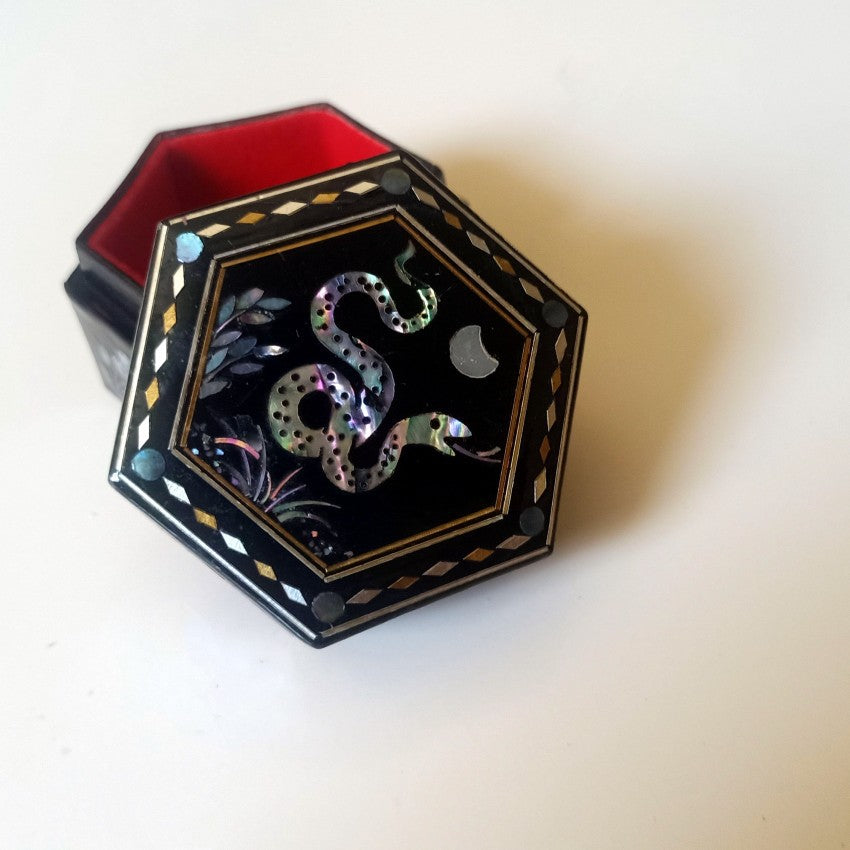 [Living Heritage] Chinese Zodiac Mother-of-pearl Inlay Hexagonal Lacquer Trinket Box