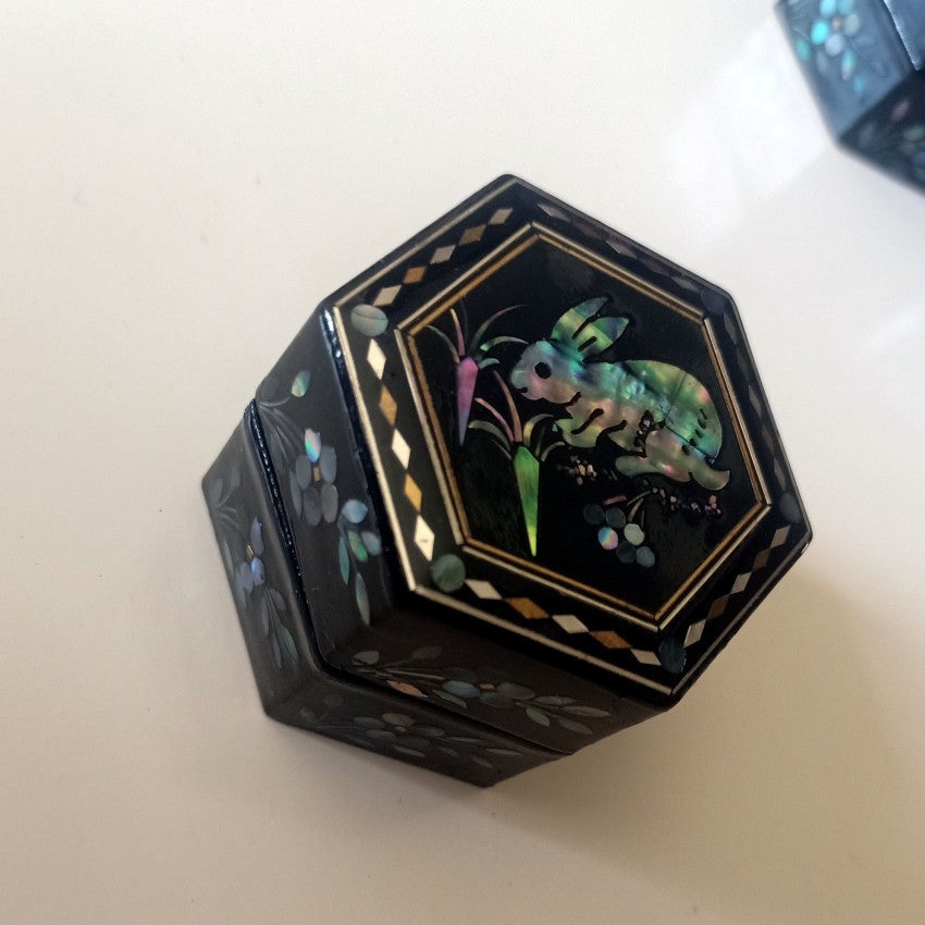 [Living Heritage] Chinese Zodiac Mother-of-pearl Inlay Hexagonal Lacquer Trinket Box