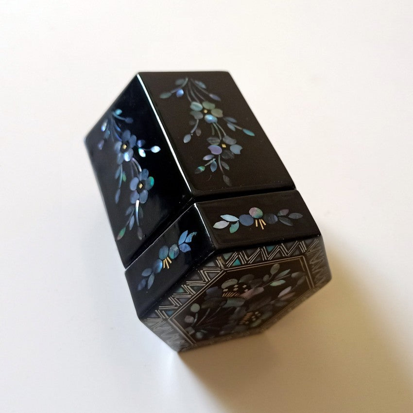 [Living Heritage] Artisanal Mother-of-pearl Inlay Lacquer Tea Caddy