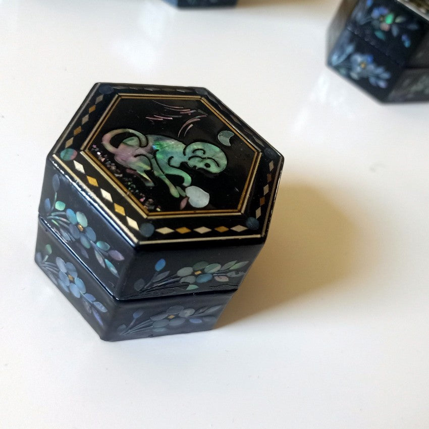 [Living Heritage] Chinese Zodiac Mother-of-pearl Inlay Hexagonal Lacquer Trinket Box