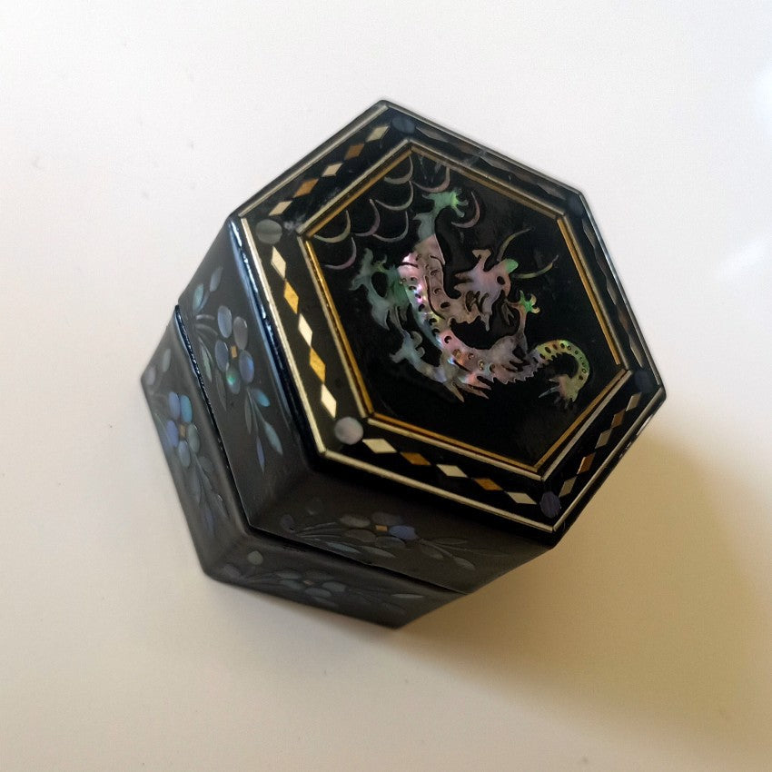 [Living Heritage] Chinese Zodiac Mother-of-pearl Inlay Hexagonal Lacquer Trinket Box