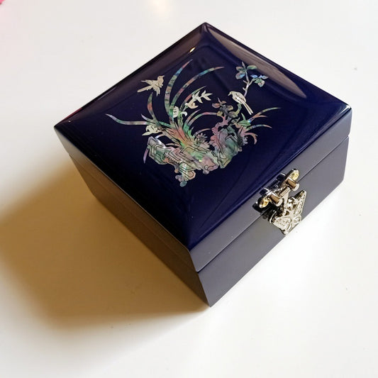 [Living Heritage] Elegant Garden Mother-of-pearl Inlay Lacquer Jewelry Box
